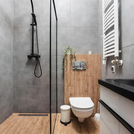 A Cote The Train Station - By Upstairs Apartman