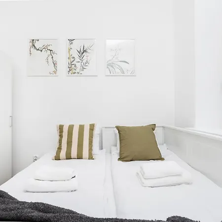 A Cote The Train Station - By Upstairs Appartement