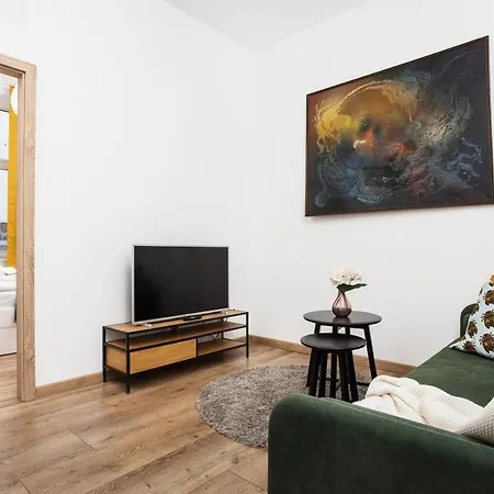 A Cote The Train Station - By Upstairs Appartement *